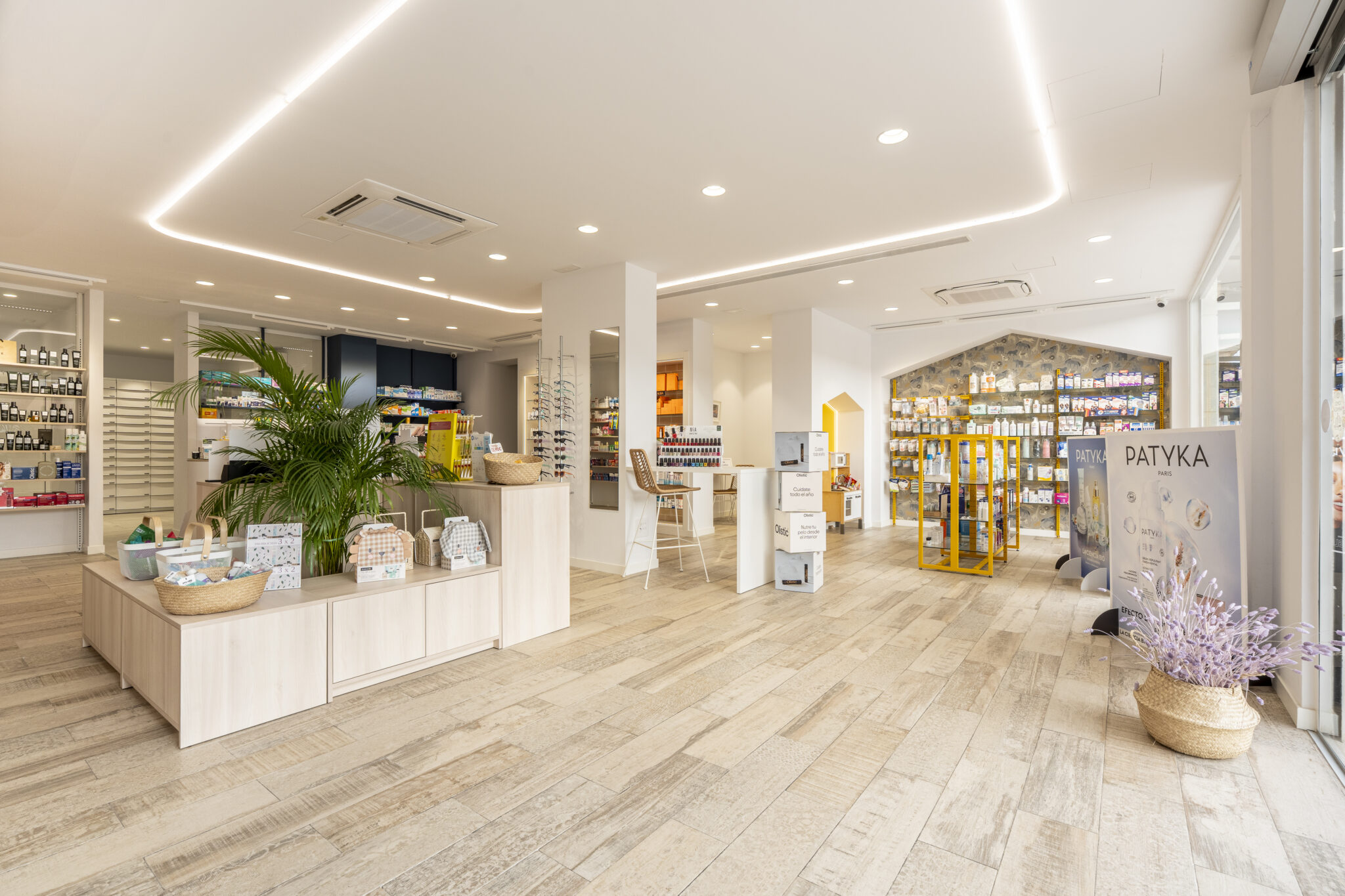 Farmacia Ses Cases Noves, Marratxí Plano general lateral interior