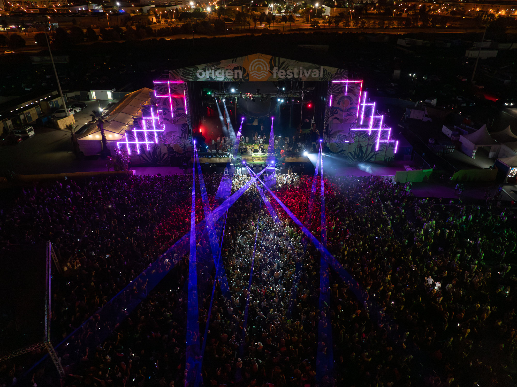 ORIGEN x ELROW Dron, general alto frontal. Noche