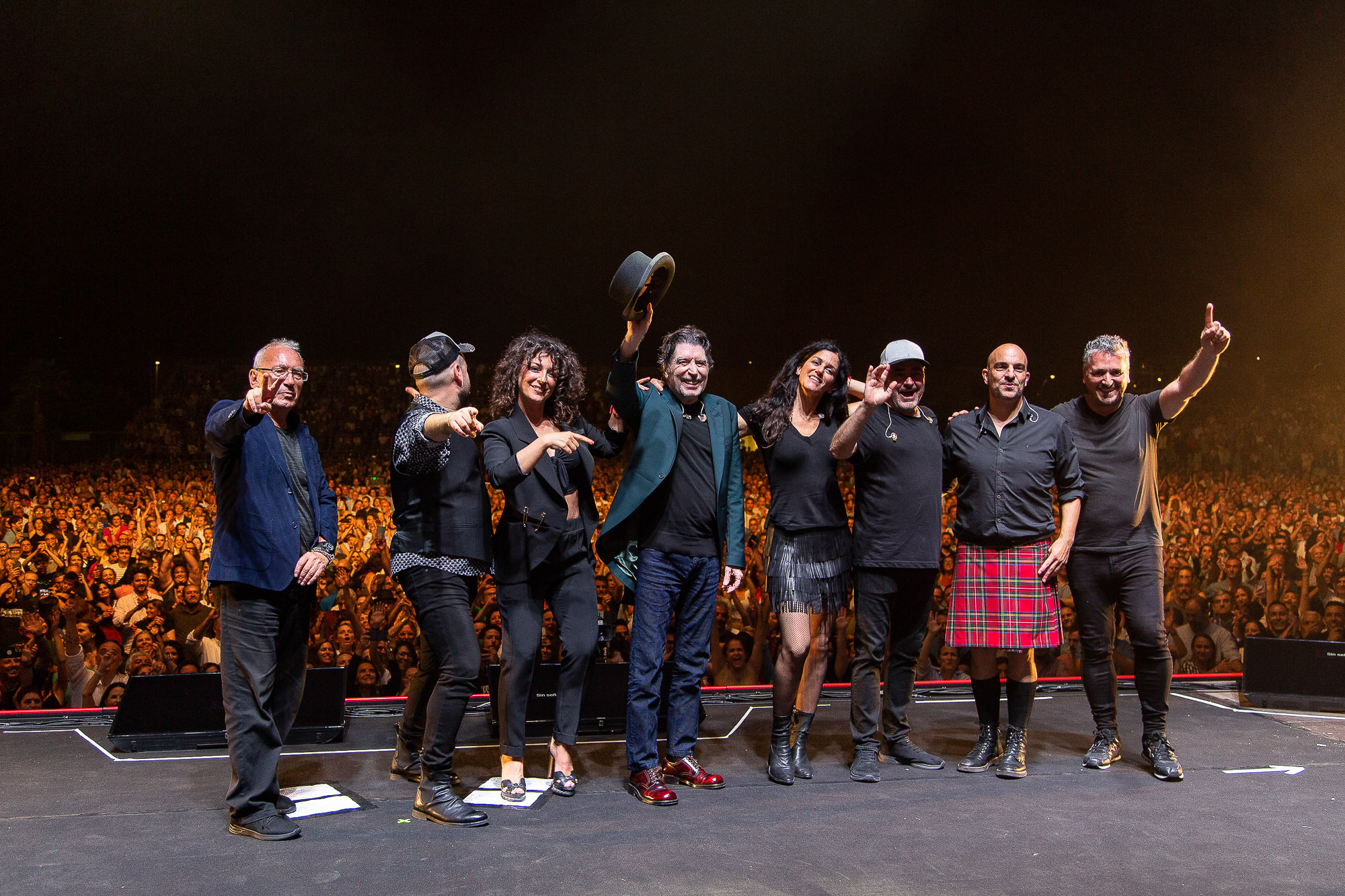 Banda Joaquín SABINA Sabina y grupo, plano entero trasero escenario
