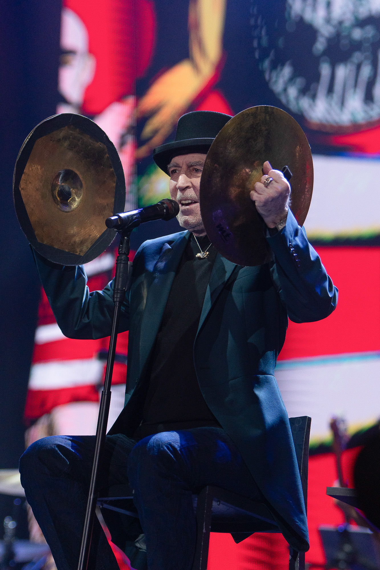 Joaquín SABINA Sabina, platillos. Plano medio lateral