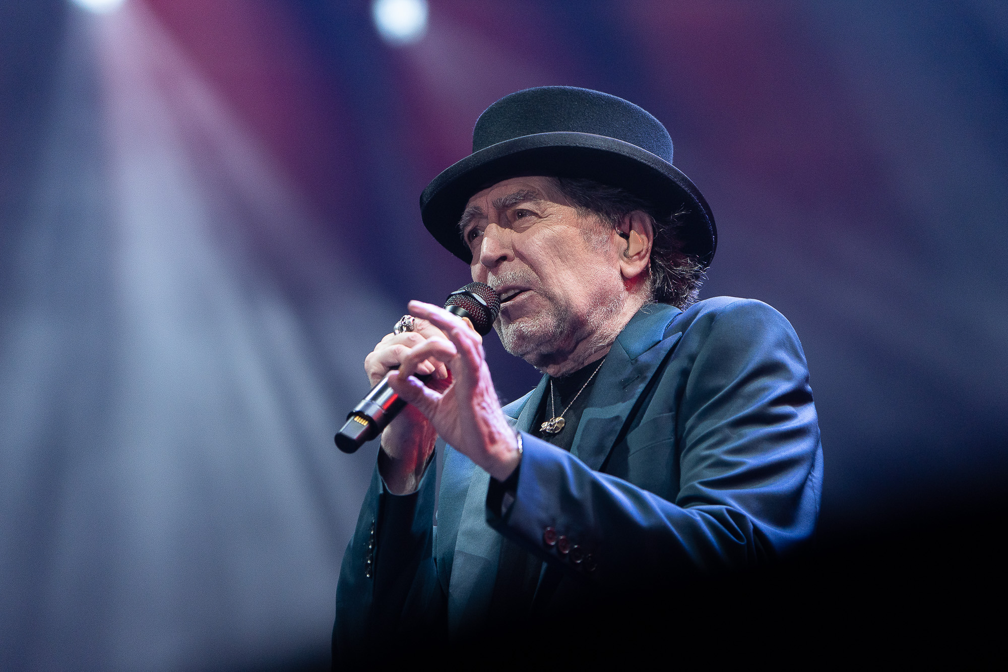 Joaquín SABINA Sabina, micro. Plano corto lateral