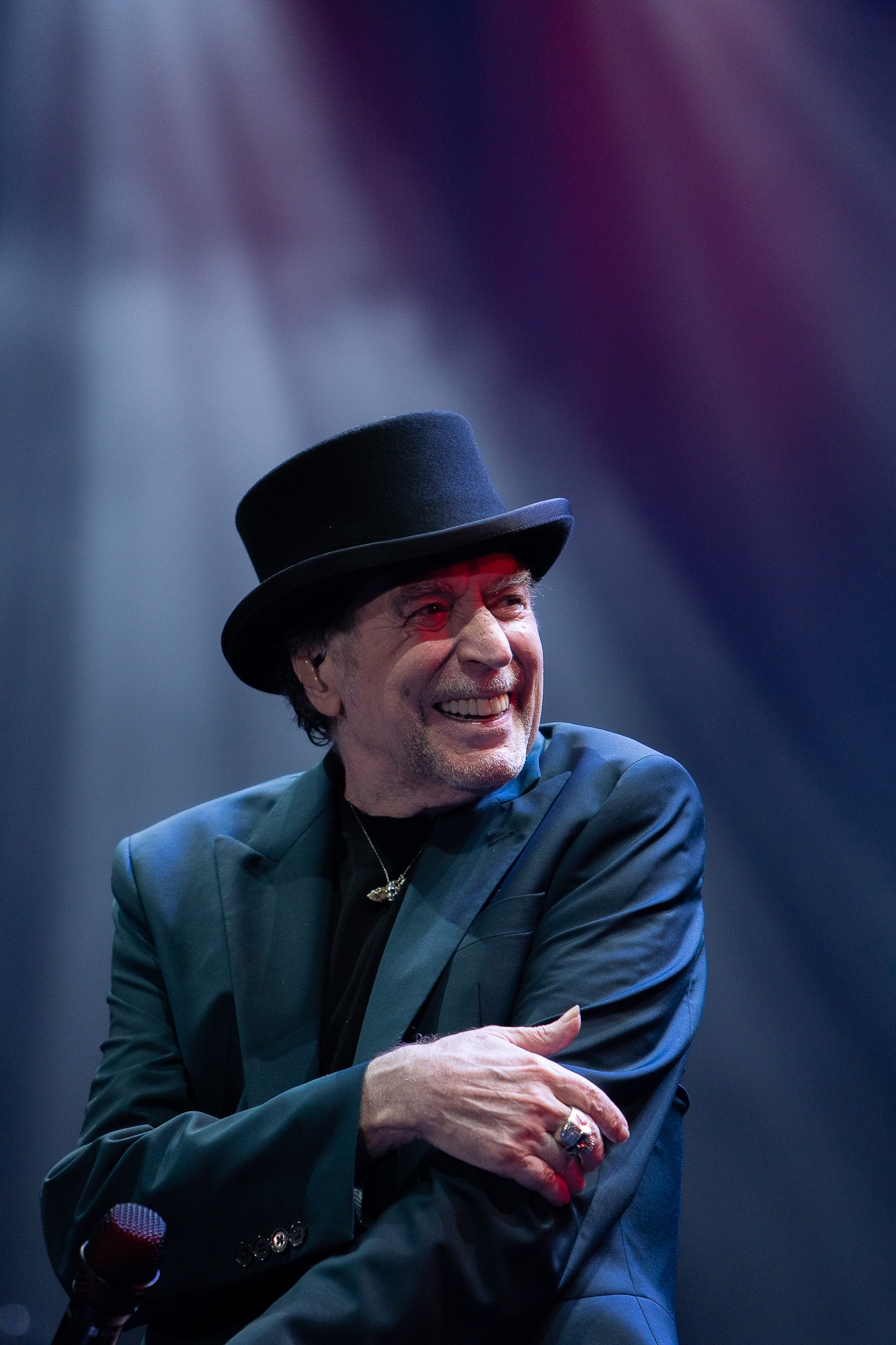 Joaquín SABINA Sabina, sombrero. Plano medio frontal