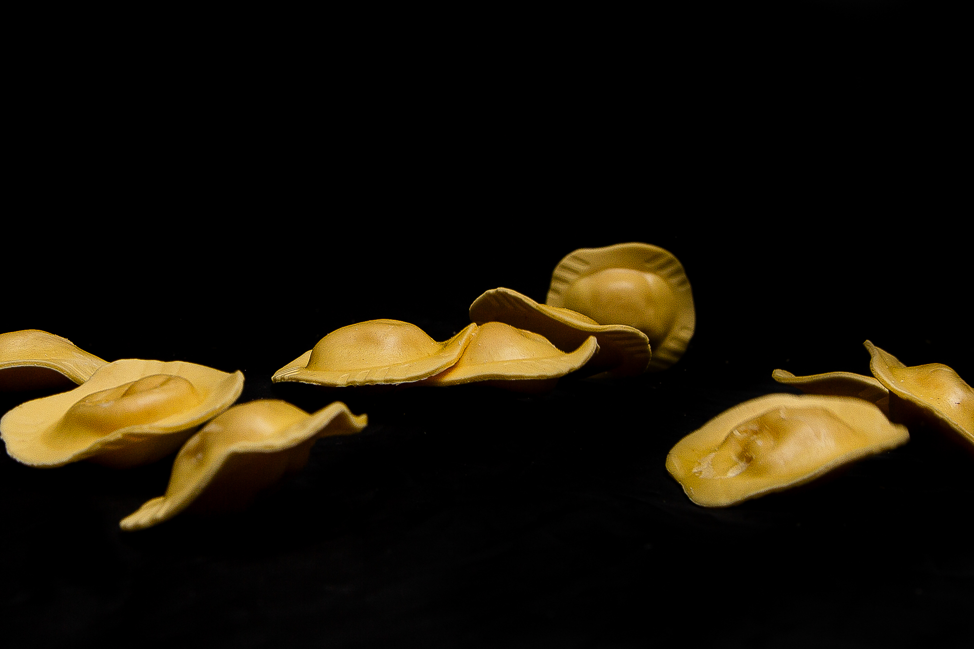 RAVIOLIS raviolis volando. Plano detalle