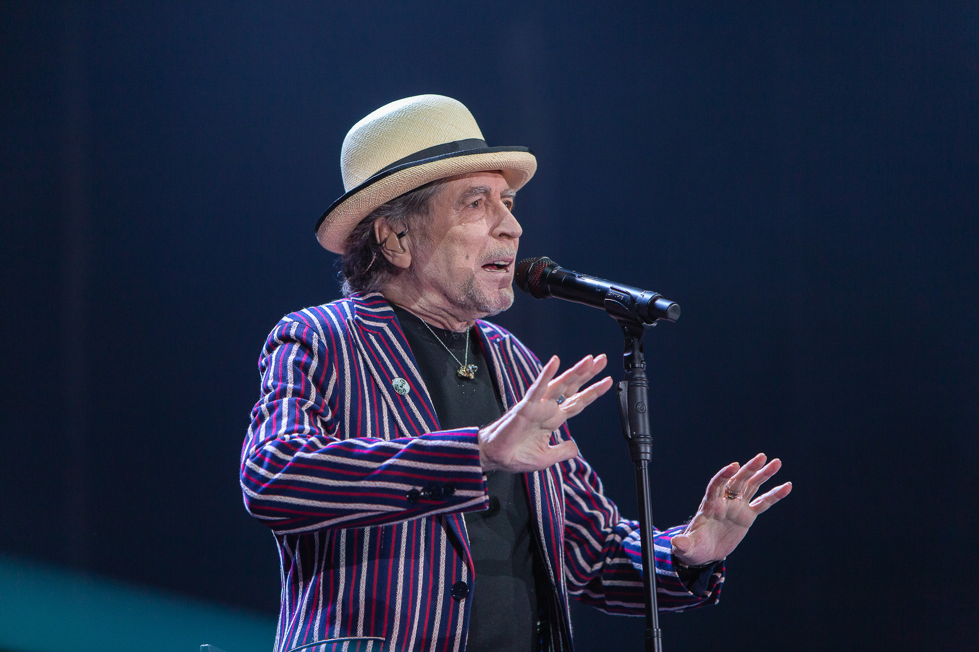 Joaquín SABINA Sabina micrófono, Plano medio lateral