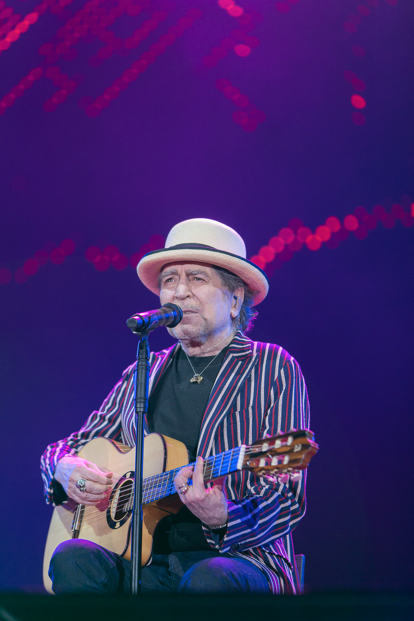 Joaquín SABINA Sabina y guitarra, plano americano frontal