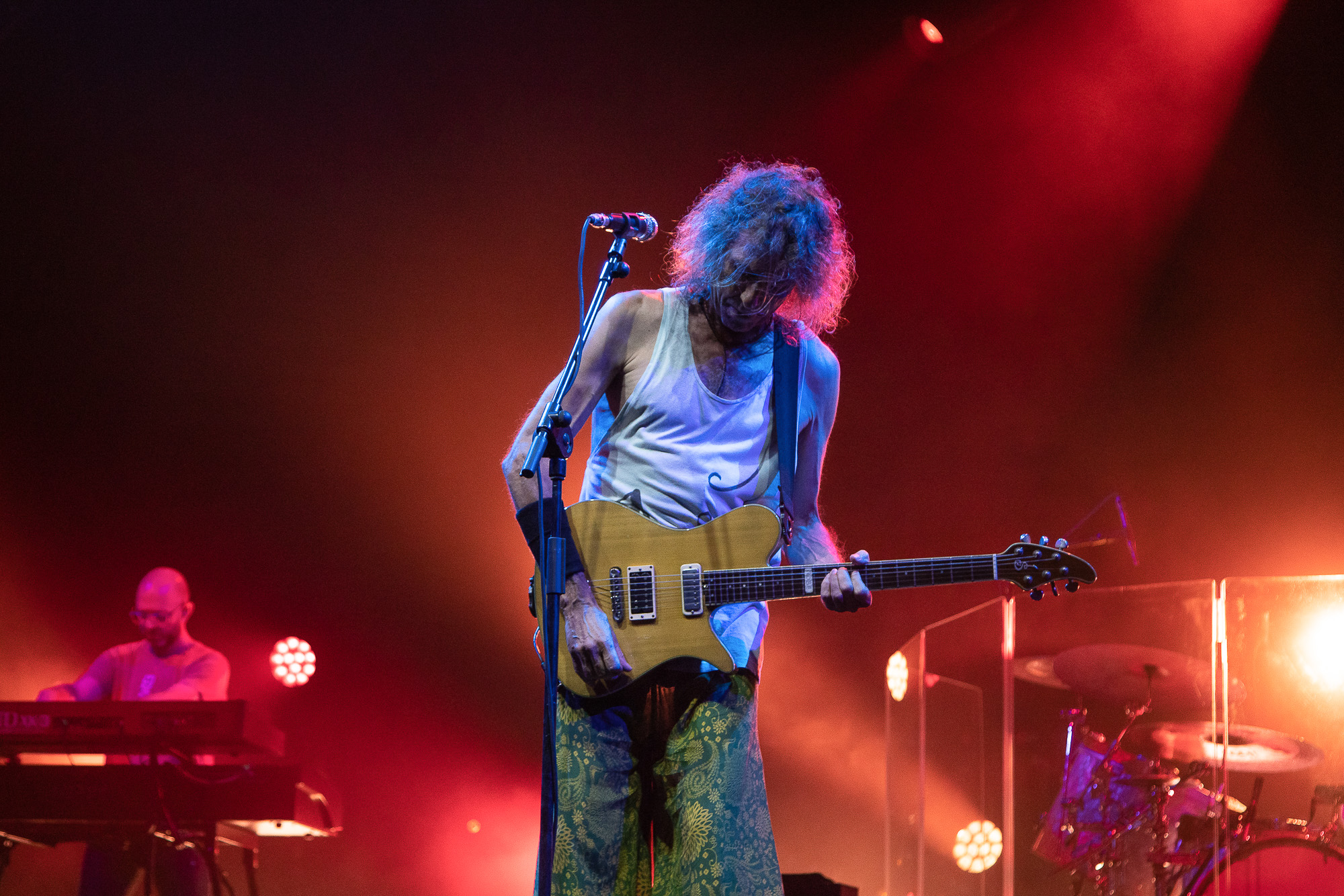 ROBE Robe con la guitarra, plano americano frontal